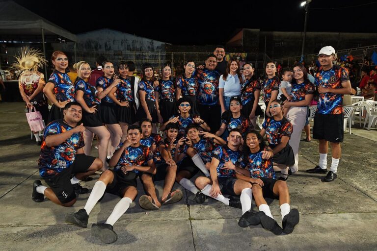 Aryel Almeida ao lado de um grupo de jovens dançarinos de quadrilha junina, todos posando para a foto